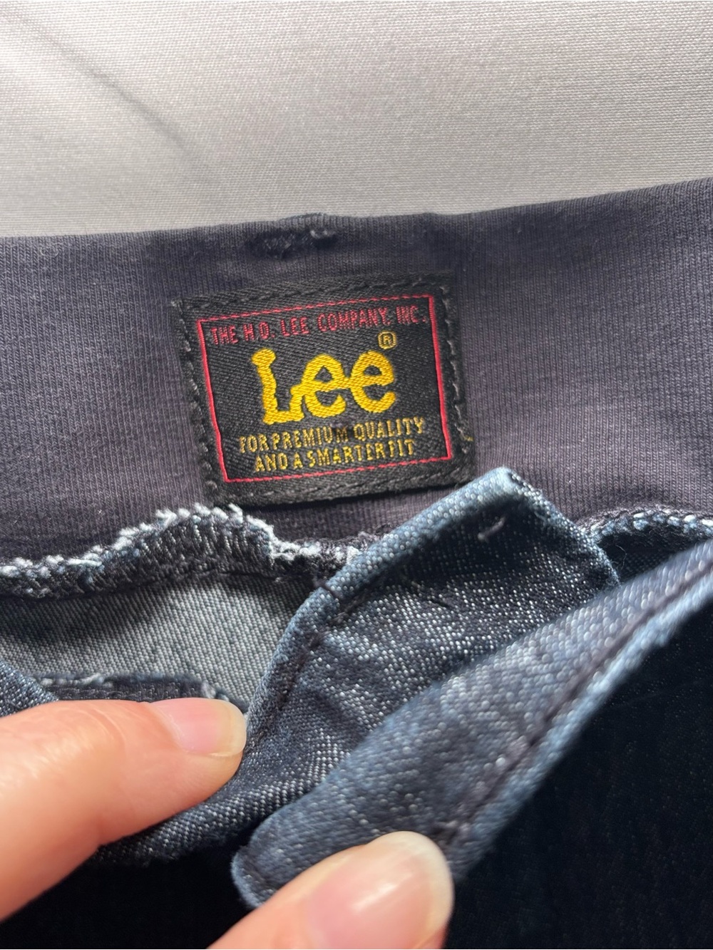 Lee Mid-rise Comfort Stretch Waistband Denim Shorts Women’s Size 12 - Picture 3 of 6